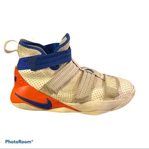 Boys size 5 LeBron James Nike Zoom shoes‎
